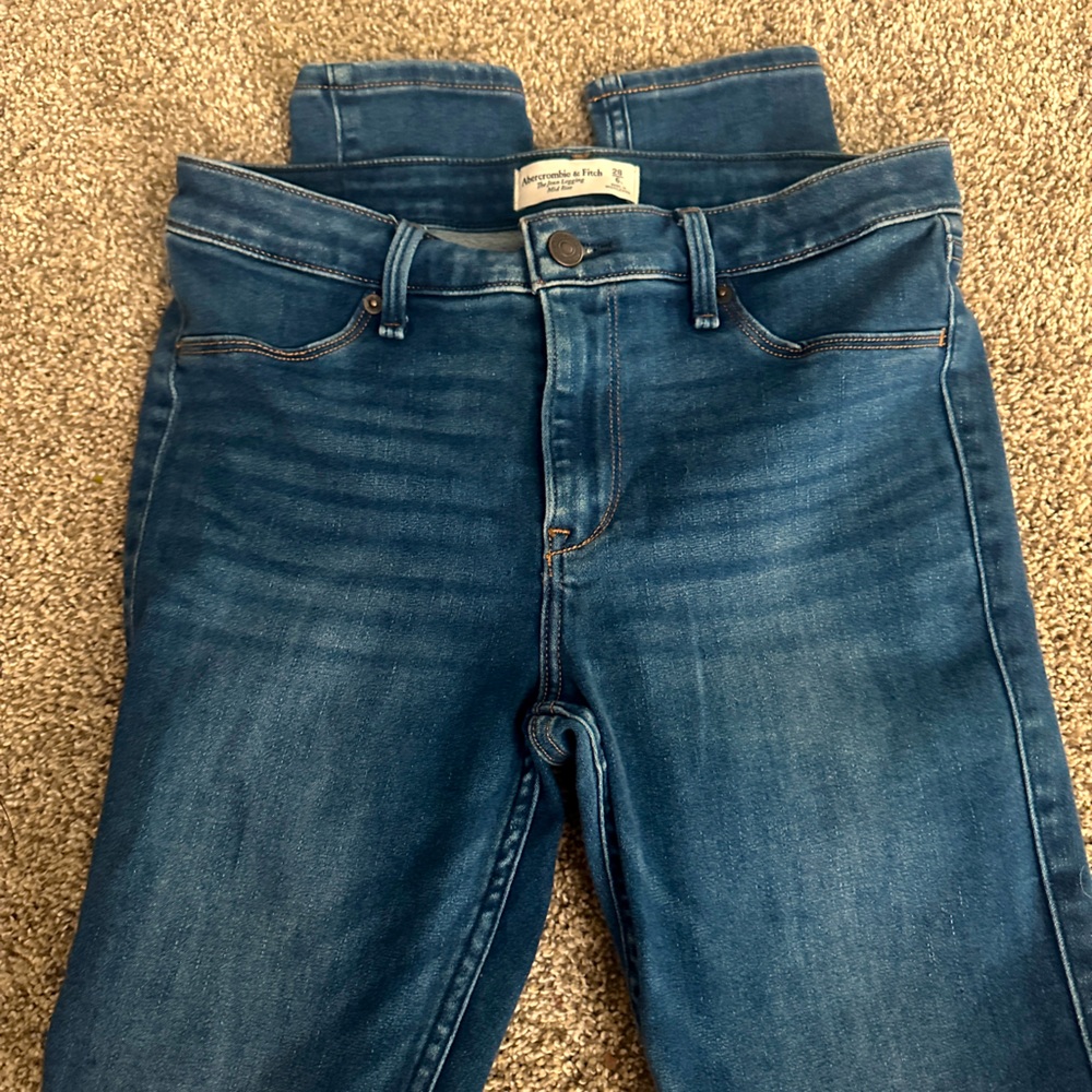 Womens abercombie and fitch skinny mid rise Jean.